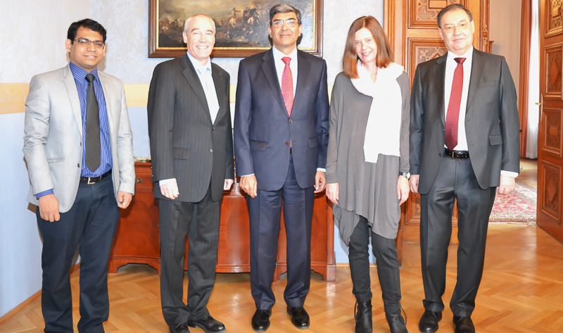 Illustration: Der Botschafter der Republik Indien, Seine Exzellenz Rajiva Misra, besuchte am 23. Februar 2015 den Obersten Gerichtshof.