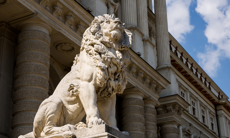 Justizpalast in Wien, Außenansicht (Statue)