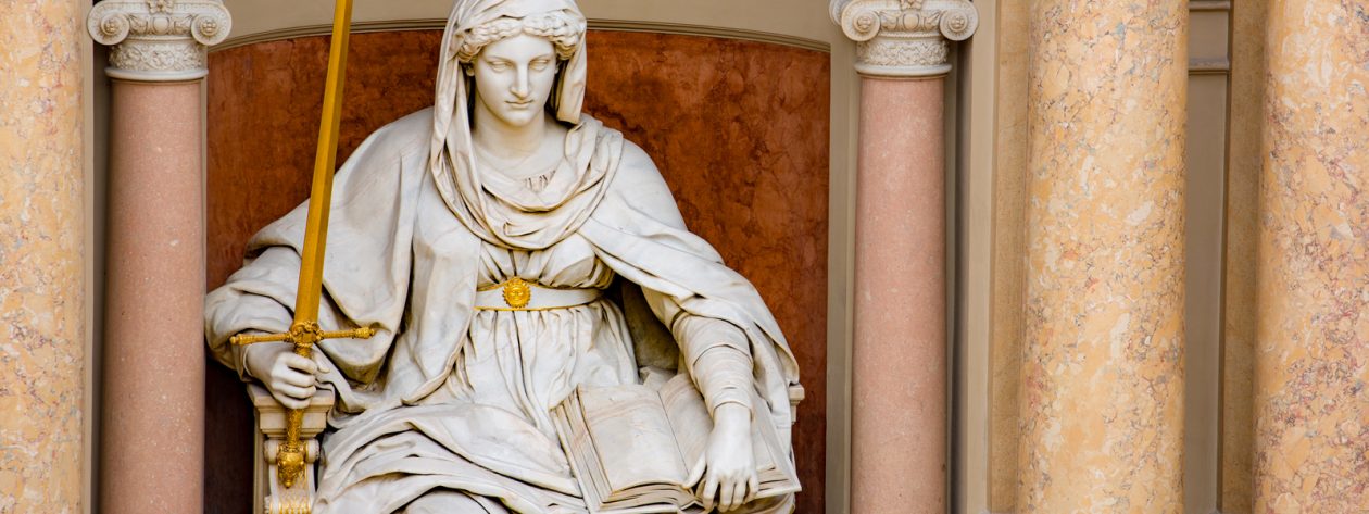 Statue der Justitia im Justizpalast in Wien, Detail