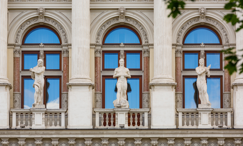 Justizpalast in Wien, Außenansicht (Statuen)